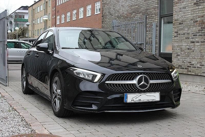 Svart Begagnad 2020 Mercedes A200 AMG Sedan | 275 000 kr (Marknadspris) - Bild 1/4