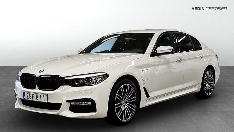 Vit (white) Begagnad 2018 BMW 530e iPerformance Sedan | 309 900 kr - Bild 1/4