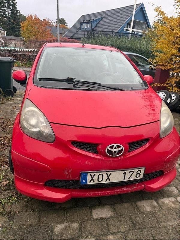 Röd Begagnad 2006 Toyota Aygo Halvkombi | 32 000 kr (Marknadspris) - Bild 1/4