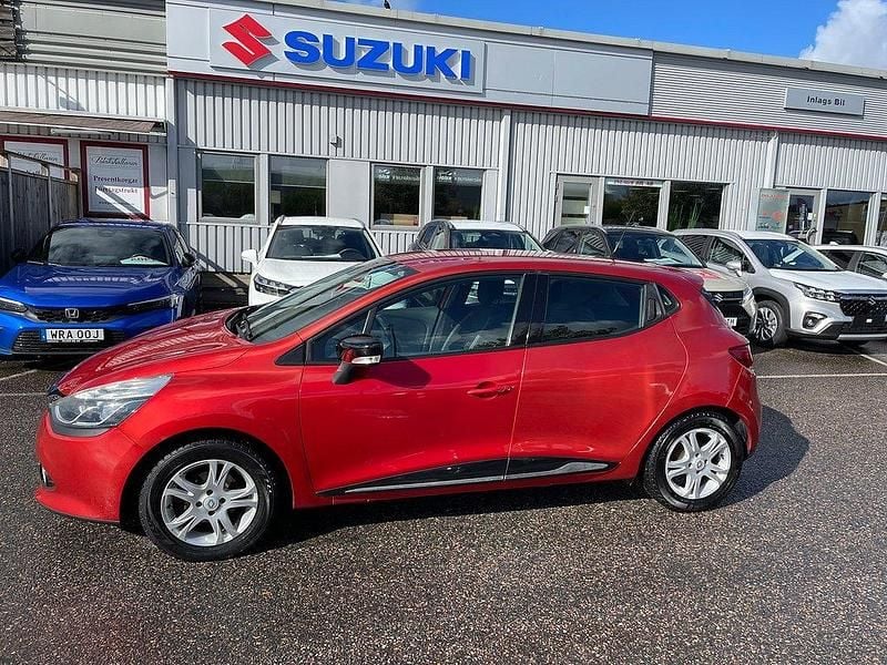 Röd Begagnad 2015 Renault Clio IV Halvkombi | 75 900 kr (Marknadspris) - Bild 1/4