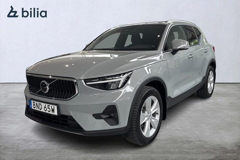Grå Begagnad 2023 Volvo XC40 Core SUV | 339 000 kr (Marknadspris) - Bild 1/3
