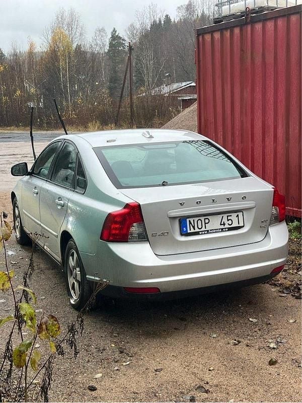 Grå Begagnad 2010 Volvo S40 Kinetic Sedan | 40 000 kr (Marknadspris) - Bild 1/4