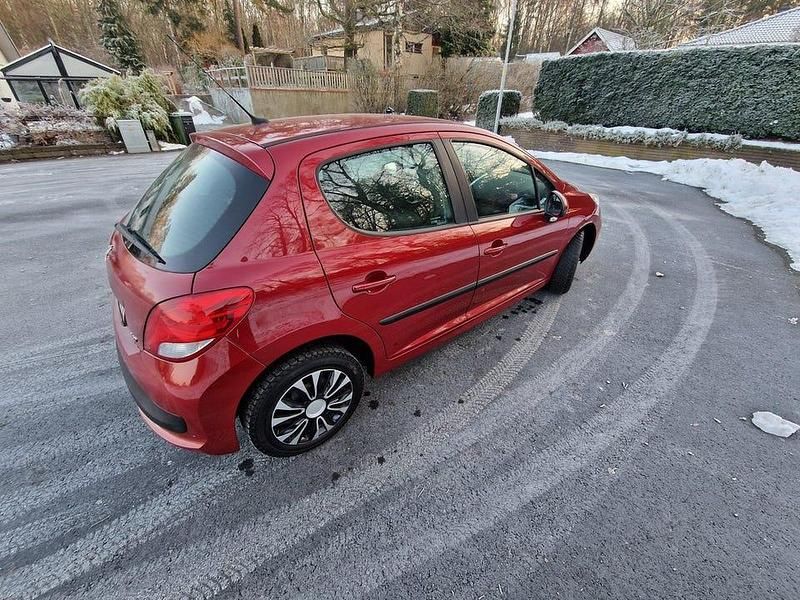 Begagnad Peugeot 207 95 HK (69 kW) 2010 Röd Halvkombi