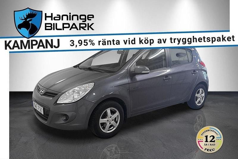 Grå Begagnad 2010 Hyundai i20 Select Halvkombi | 69 900 kr (Lite dyr) - Bild 1/4