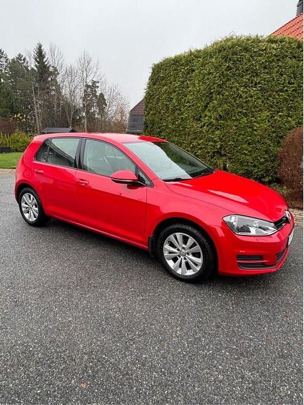 Röd Begagnad 2016 VW Golf VII Halvkombi | 113 000 kr (Bra pris) - Bild 1/4