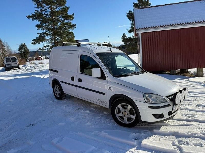 Begagnad Opel Combo 75 HK (55 kW) 2011 Van