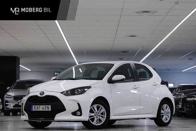 Vit Begagnad 2023 Toyota Yaris Hybrid Active Halvkombi | 234 900 kr (Marknadspris) - Bild 1/3