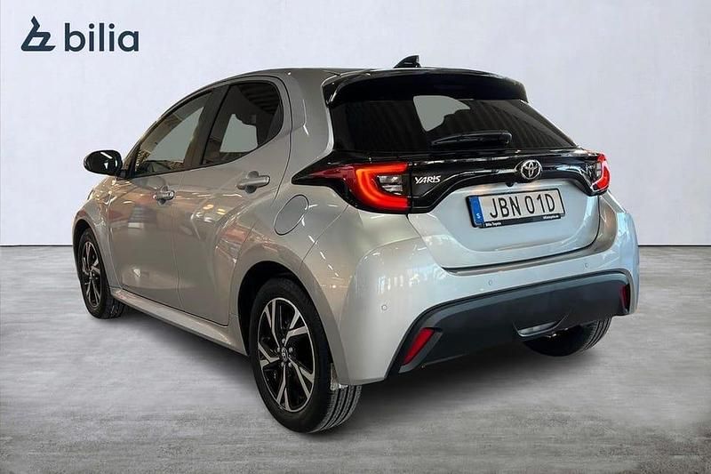 Begagnad Toyota Yaris Hybrid Active 117 HK (86 kW) 2025 Silver Halvkombi