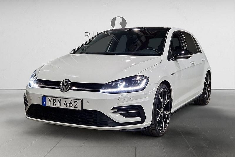 Vit Begagnad 2018 VW Golf VII R-line Halvkombi | 234 900 kr (Dyr) - Bild 1/3