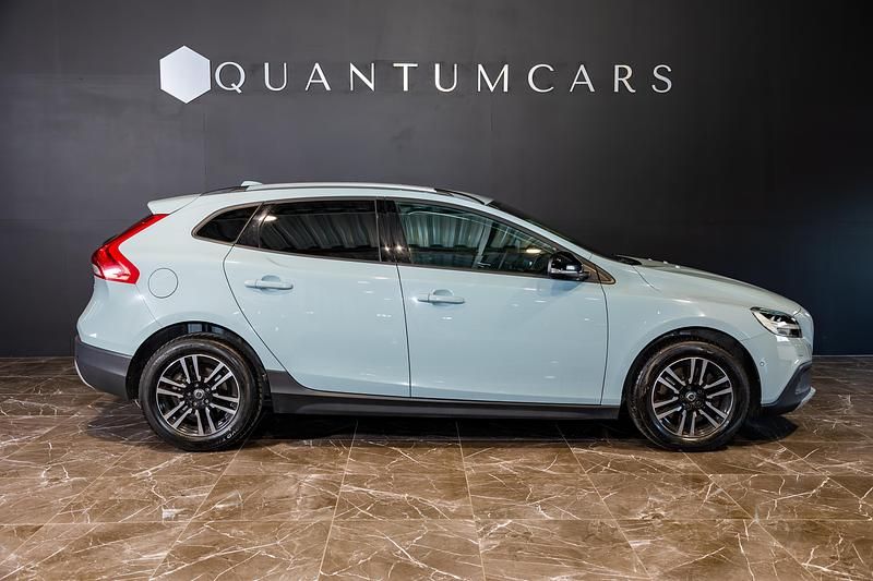 Begagnad Volvo V40 CC 2017 Blå Kombi