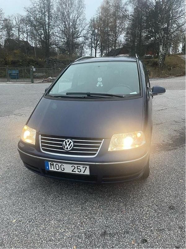 Blå Begagnad 2010 VW Sharan Minibuss | 55 000 kr - Bild 1/4