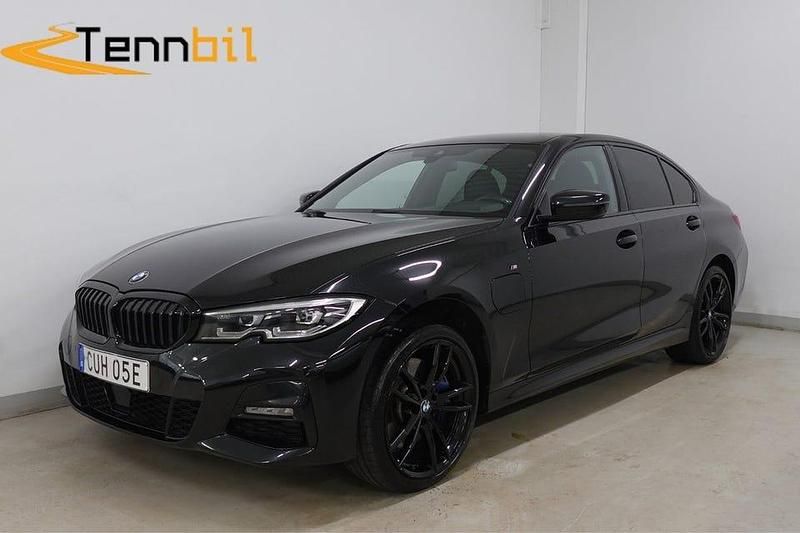 Svart Begagnad 2021 BMW 330 Shadowline Sedan | 289 900 kr - Bild 1/4