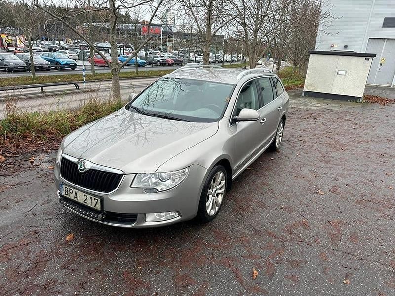 Brun Begagnad 2013 Skoda Superb Ambition Kombi | 49 500 kr (Superpris) - Bild 1/4
