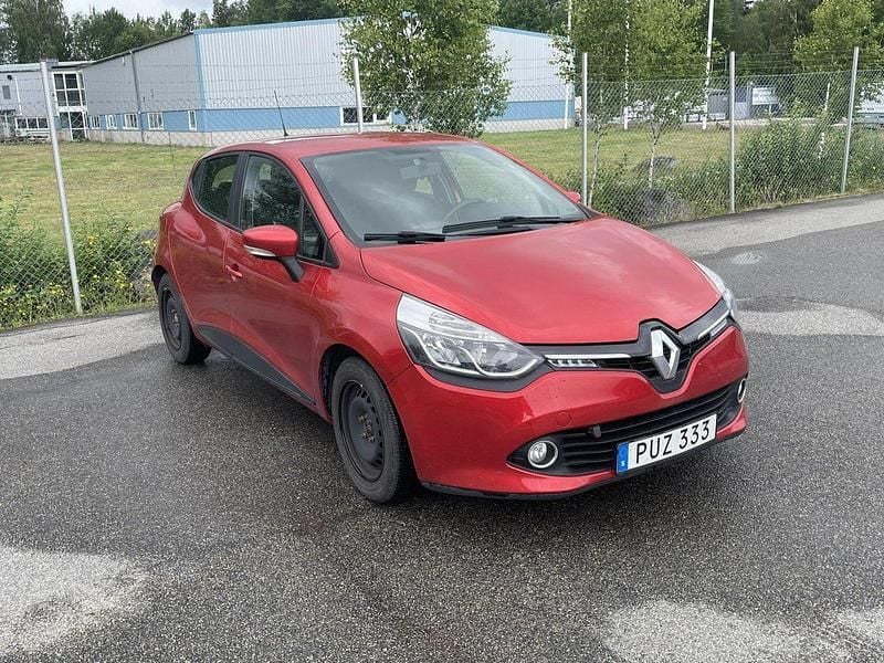 Röd Begagnad 2015 Renault Clio IV Halvkombi | 72 500 kr (Marknadspris) - Bild 1/2