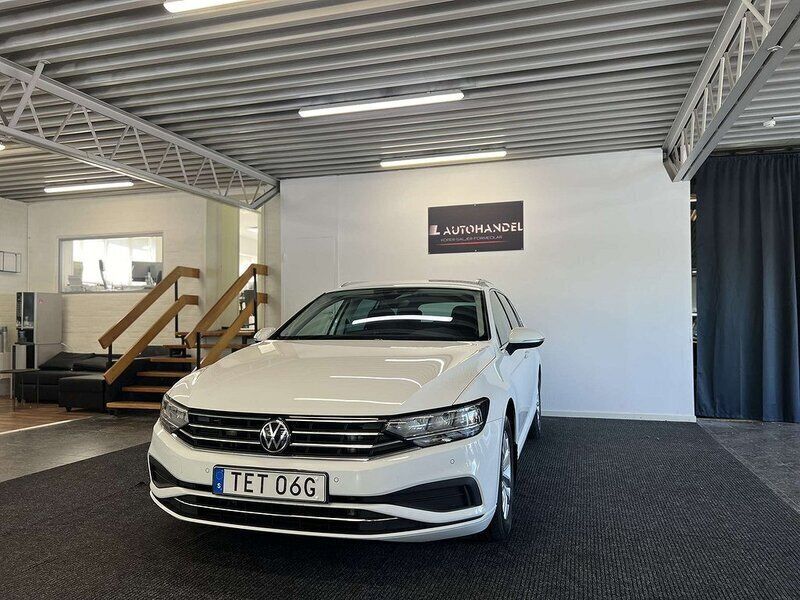Vit Begagnad 2021 VW Passat Kombi | 194 900 kr (Superpris) - Bild 1/4
