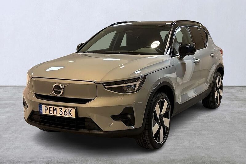 Grå Ny 2024 Volvo EX40 Plus SUV | 615 900 kr (Lite dyr) - Bild 1/4