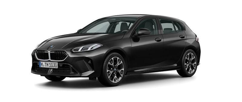 Svart (black sapphire metallic) Begagnad 2025 BMW 120 Shadowline Halvkombi | 398 700 kr - Bild 1/4