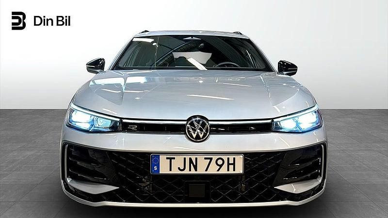 Begagnad VW Passat R-line 193 HK (141 kW) 2024 Oyster silver metallic Kombi