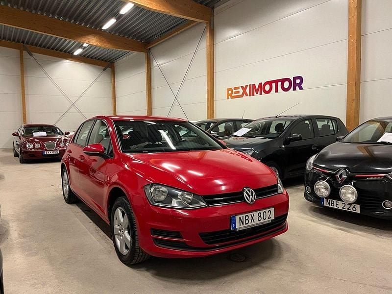 Röd Begagnad 2016 VW Golf VII Halvkombi | 94 900 kr (Marknadspris) - Bild 1/4
