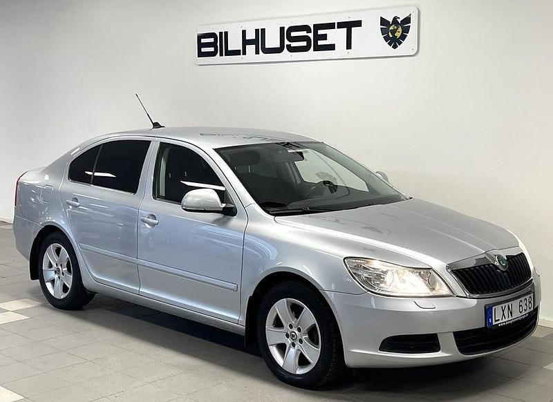 Silver Begagnad 2011 Skoda Octavia Ambiente Sedan | 64 900 kr (Marknadspris) - Bild 1/4