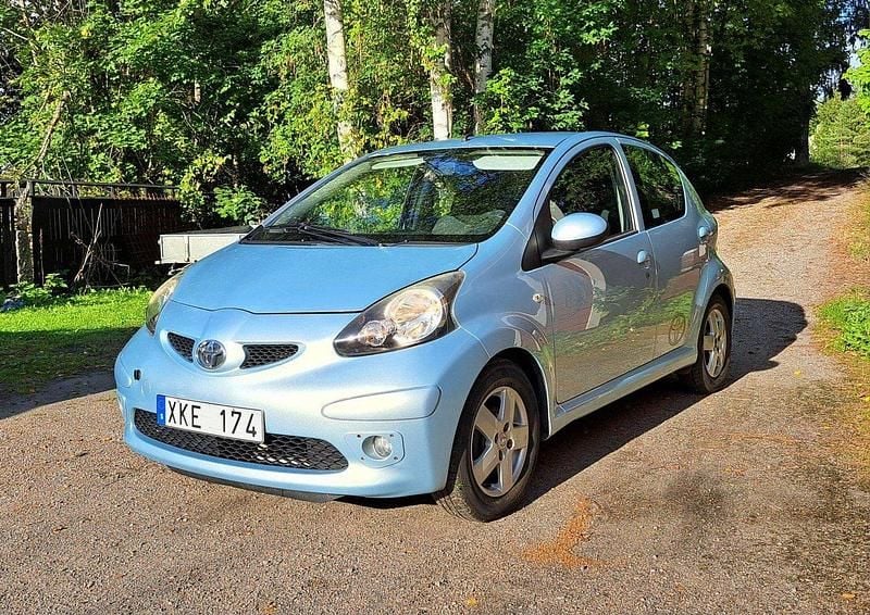Blå Begagnad 2005 Toyota Aygo Halvkombi | 52 000 kr (Marknadspris) - Bild 1/4