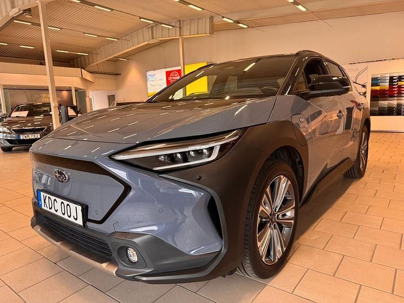 Grå Begagnad 2022 Subaru Solterra SUV | 379 900 kr - Bild 1/4