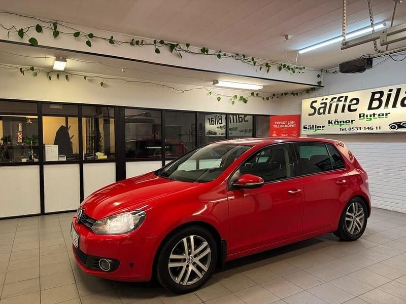 Röd Begagnad 2011 VW Golf VI Halvkombi | 59 900 kr (Marknadspris) - Bild 1/4