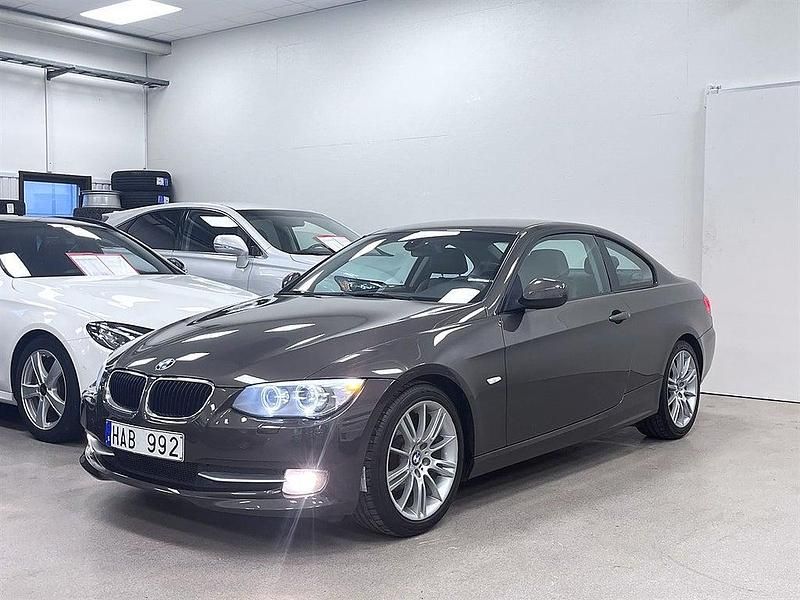 Brun Begagnad 2010 BMW 320 Comfort Edition Sportkupé | 99 900 kr (Marknadspris) - Bild 1/4