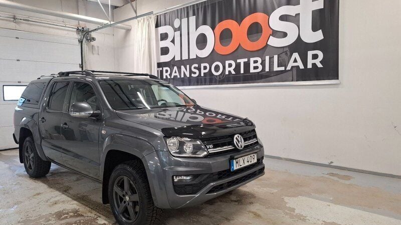 Grå Begagnad 2018 VW Amarok Pickup | 299 000 kr (Marknadspris) - Bild 1/4