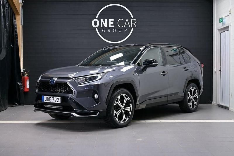 Grå Begagnad 2021 Toyota RAV4 Style SUV | 399 800 kr (Superpris) - Bild 1/4