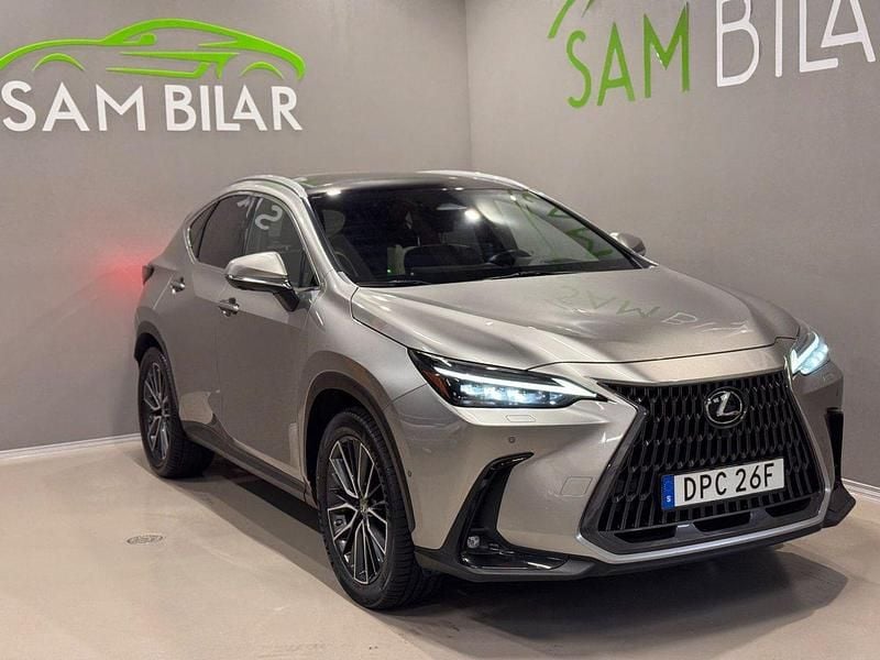Ljusgrå (grå) Begagnad 2022 Lexus NX350h Luxury Line SUV | 424 900 kr (Superpris) - Bild 1/4