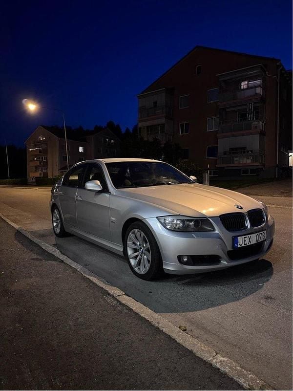 Grå Begagnad 2009 BMW 325 Comfort Edition Sedan | 83 900 kr (Marknadspris) - Bild 1/4