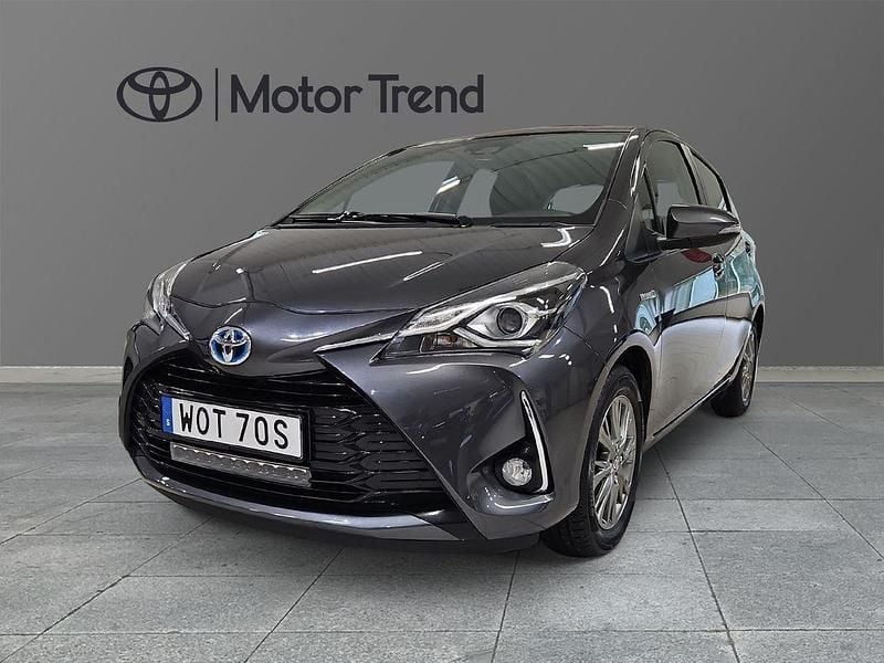 Mörkgrå (grå) Begagnad 2020 Toyota Yaris Hybrid Active Halvkombi | 149 900 kr (Marknadspris) - Bild 1/4
