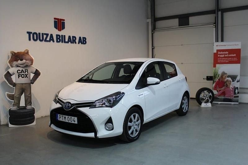 Vit Begagnad 2014 Toyota Yaris Hybrid Active Halvkombi | 114 900 kr (Marknadspris) - Bild 1/4