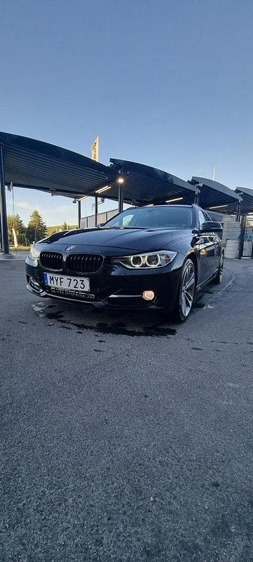 Svart Begagnad 2013 BMW 320 Sport Line Kombi | 129 900 kr (Marknadspris) - Bild 1/4
