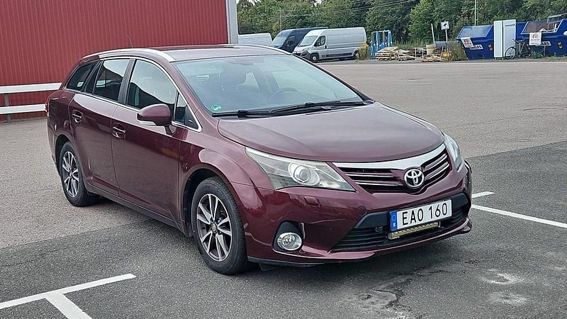 Röd Begagnad 2012 Toyota Avensis Business Edition Kombi | 59 000 kr (Marknadspris) - Bild 1/4