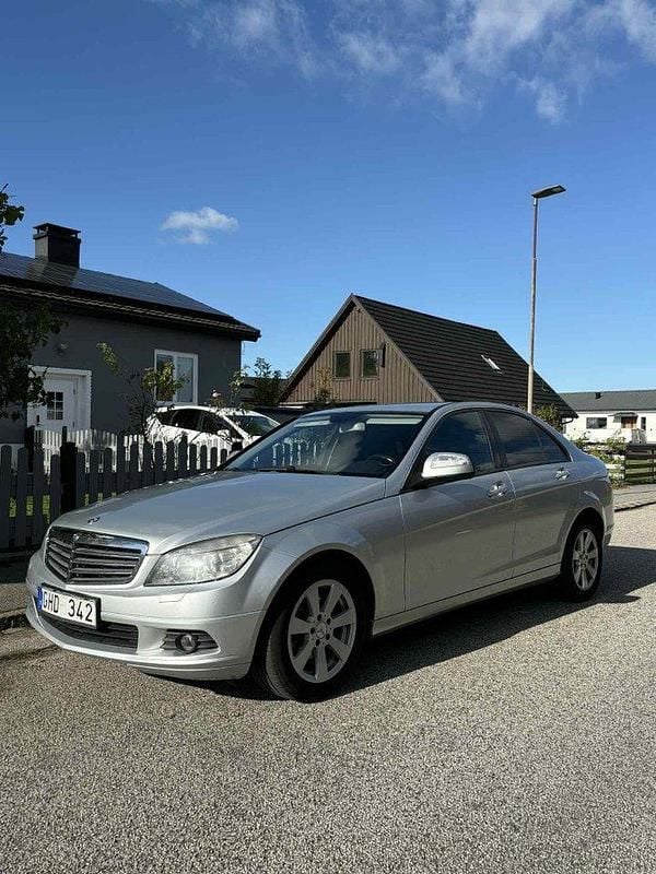 Silver Begagnad 2008 Mercedes C180 Sedan | 45 000 kr (Bra pris) - Bild 1/4