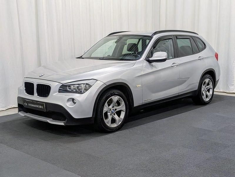Ljusgrå Begagnad 2010 BMW X1 SUV | 74 900 kr (Marknadspris) - Bild 1/4