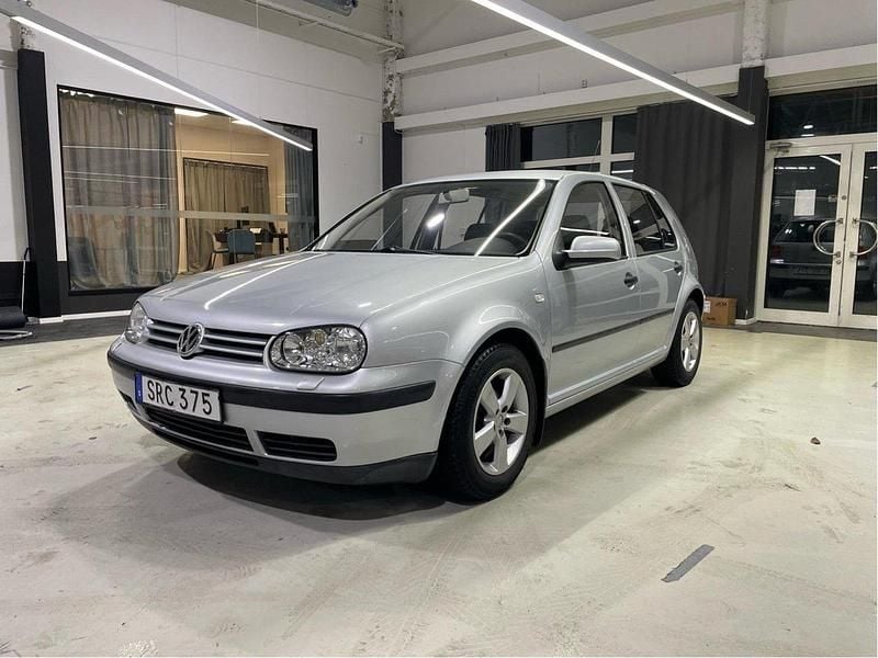 Silver Begagnad 2002 VW Golf IV Halvkombi | 28 000 kr (Marknadspris) - Bild 1/4