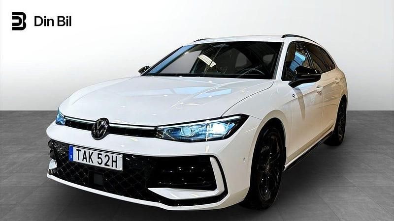 Vit Begagnad 2024 VW Passat R-line Kombi | 459 900 kr - Bild 1/4