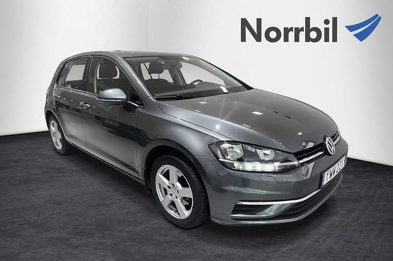 Mörkgrå Begagnad 2017 VW Golf VII Halvkombi | 169 900 kr (Marknadspris) - Bild 1/4
