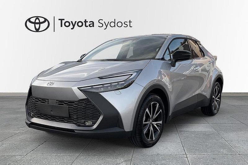 Silver Ny 2025 Toyota C-HR Style SUV | 409 800 kr - Bild 1/4