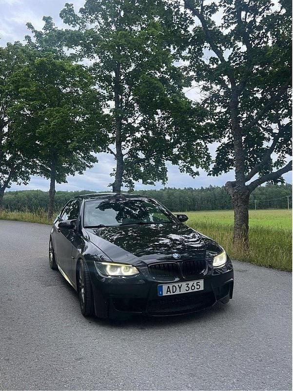 Svart Begagnad 2007 BMW 335 Comfort Edition Sportkupé | 129 000 kr (Marknadspris) - Bild 1/4