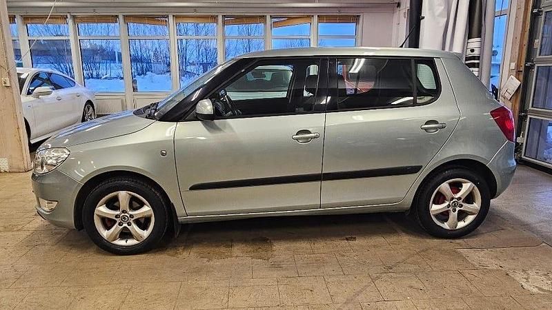 Begagnad Skoda Fabia Elegance 69 HK (50 kW) 2011 Ljusgrön Halvkombi