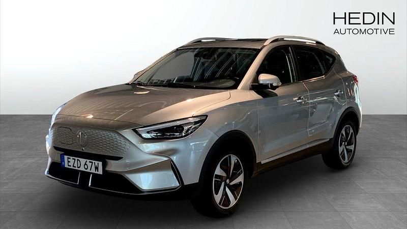 Grå (silver) Begagnad 2022 MG ZS Luxury Sedan | 244 900 kr (Bra pris) - Bild 1/4