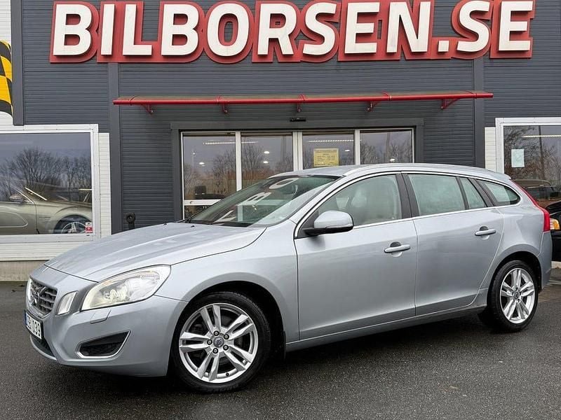 Silver Begagnad 2010 Volvo V60 Summum Kombi | 129 000 kr (Marknadspris) - Bild 1/4