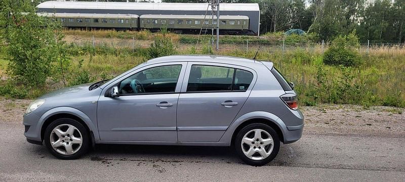 Grå Begagnad 2007 Opel Astra Halvkombi | 30 000 kr (Marknadspris) - Bild 1/4