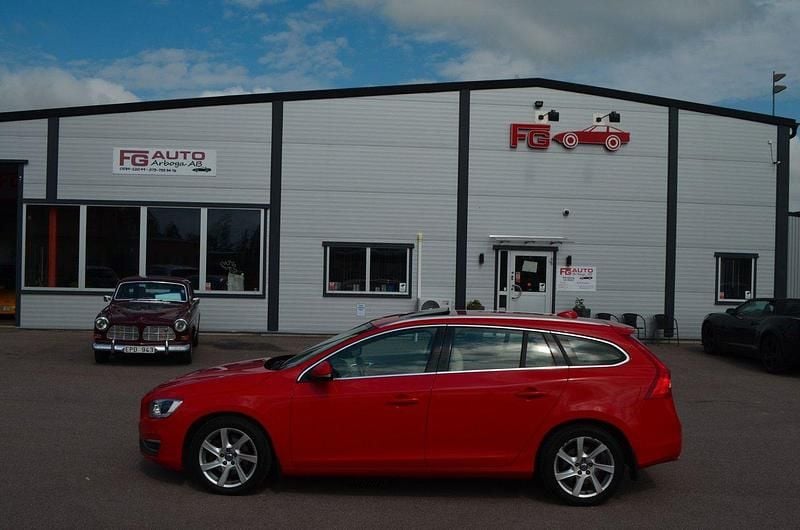 Röd Begagnad 2014 Volvo V60 Summum Kombi | 124 900 kr (Marknadspris) - Bild 1/4
