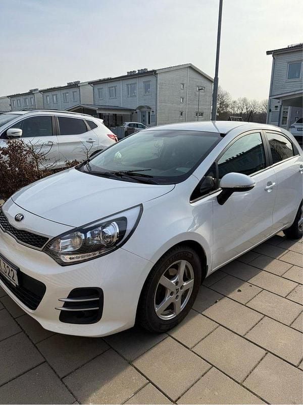Vit Begagnad 2016 Kia Rio Halvkombi | 102 500 kr (Marknadspris) - Bild 1/4