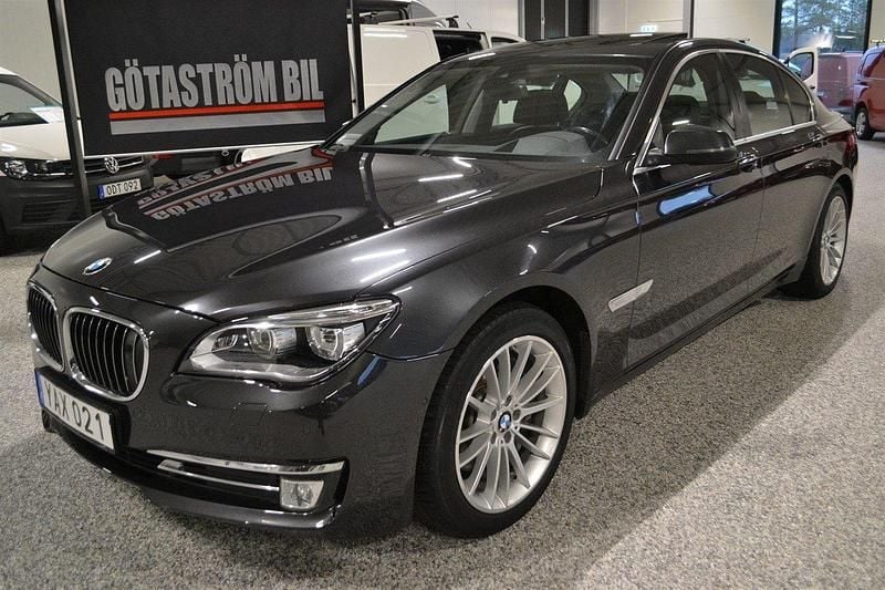 Mörkgrå (grå metallic) Begagnad 2015 BMW 740 Comfort Edition Sedan | 269 000 kr - Bild 1/4